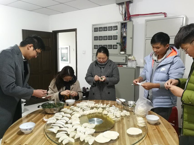 冬至陽(yáng)生春又來(lái)，溫暖感恩促情誼——廣德路項(xiàng)目部舉辦包餃子活動(dòng)