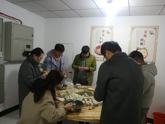 冬至陽(yáng)生春又來(lái)，溫暖感恩促情誼——廣德路項(xiàng)目部舉辦包餃子活動(dòng)